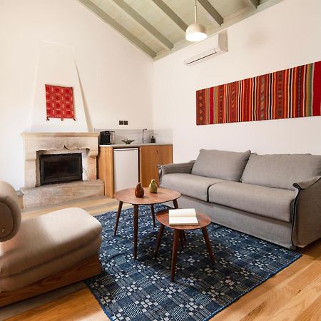 Kalnterimi Guesthouses โมเน็มวาซี ภายนอก รูปภาพ