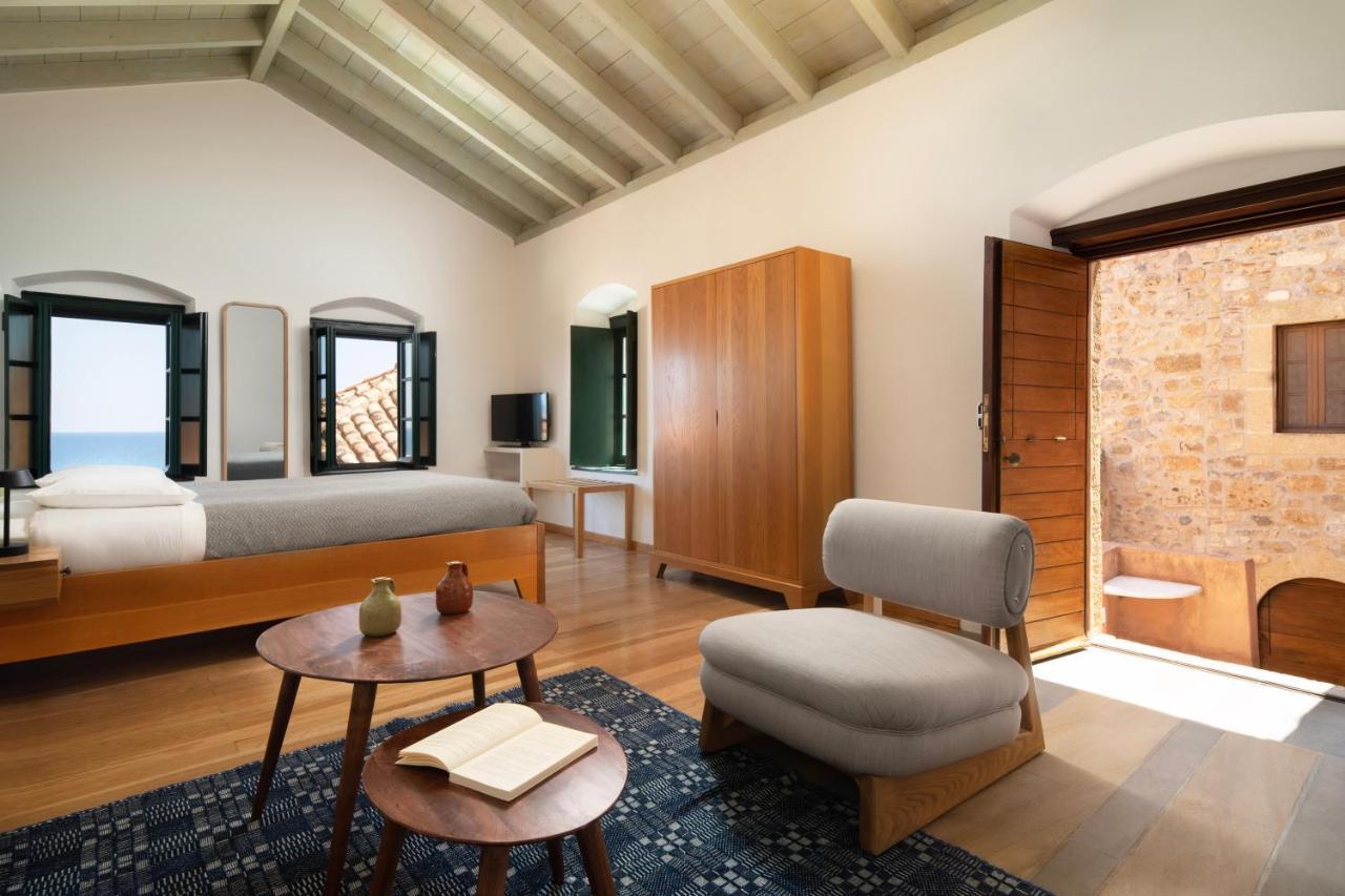 Kalnterimi Guesthouses โมเน็มวาซี ภายนอก รูปภาพ