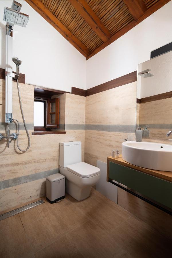 Kalnterimi Guesthouses โมเน็มวาซี ภายนอก รูปภาพ