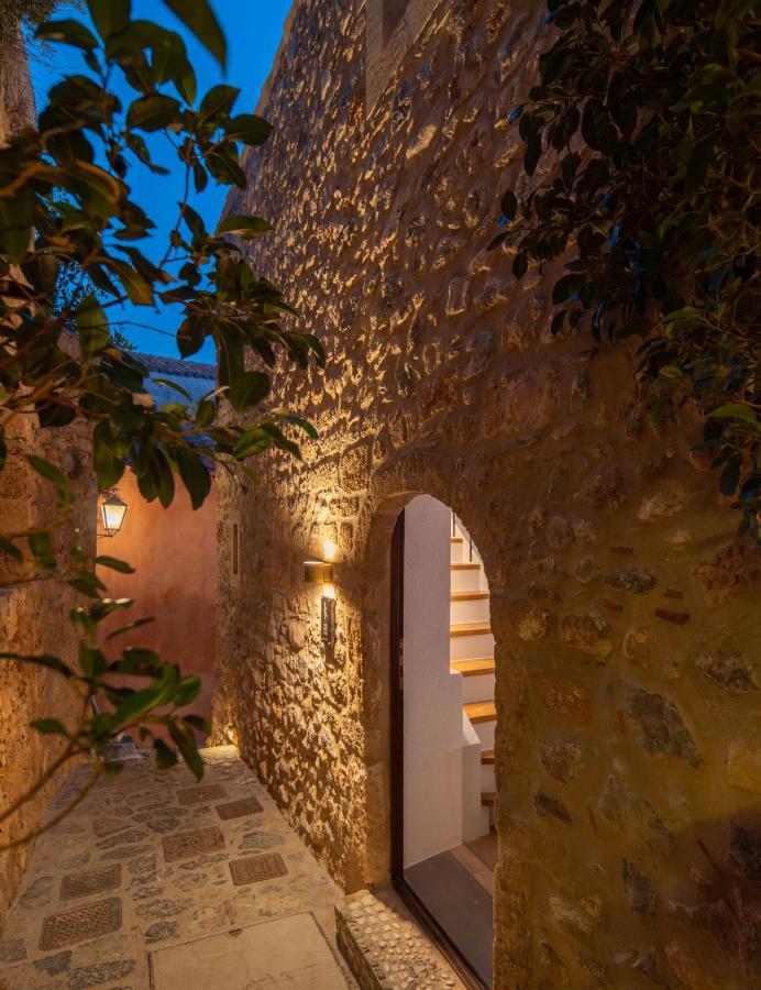Kalnterimi Guesthouses โมเน็มวาซี ภายนอก รูปภาพ