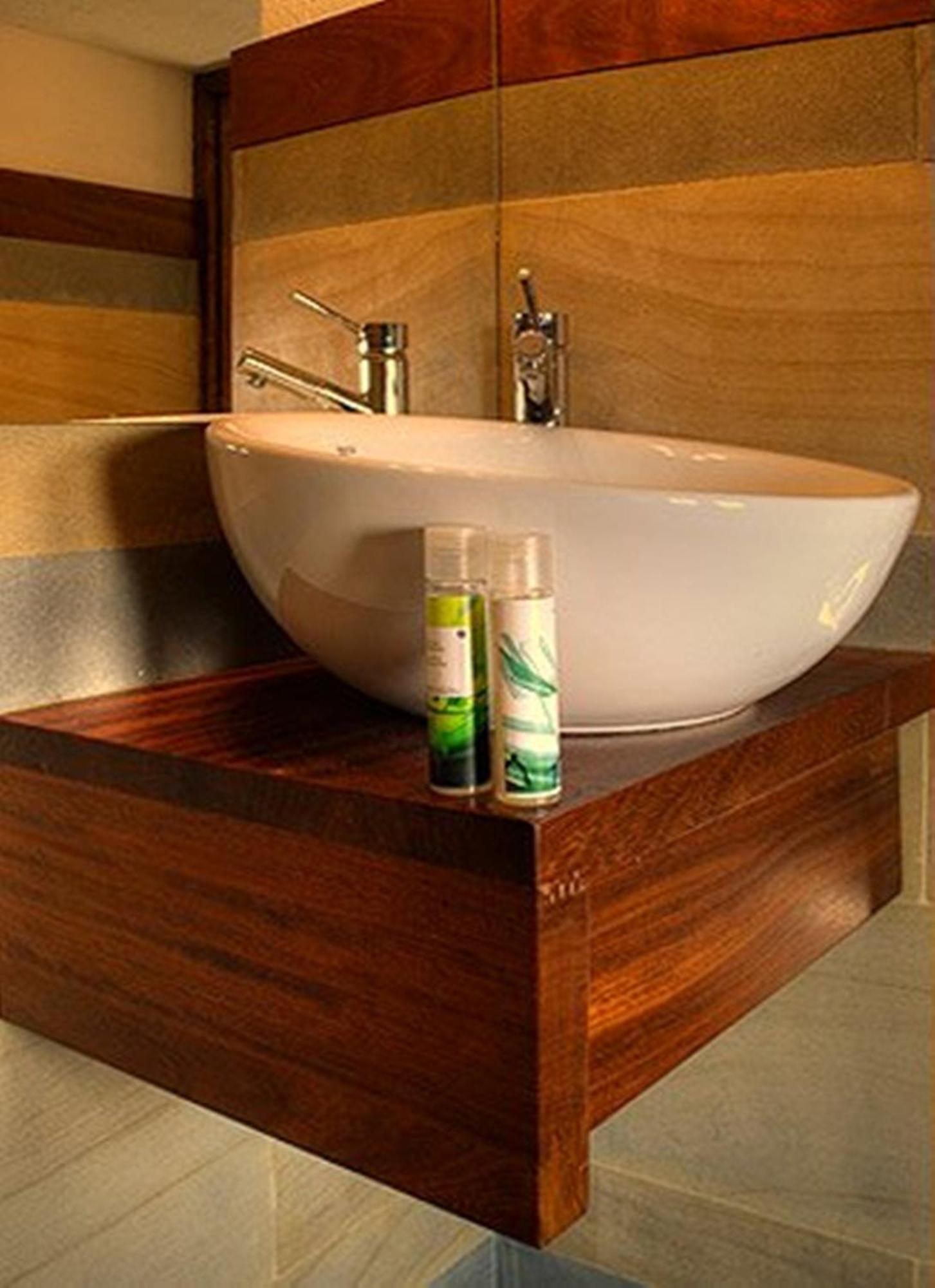 Kalnterimi Guesthouses โมเน็มวาซี ภายนอก รูปภาพ