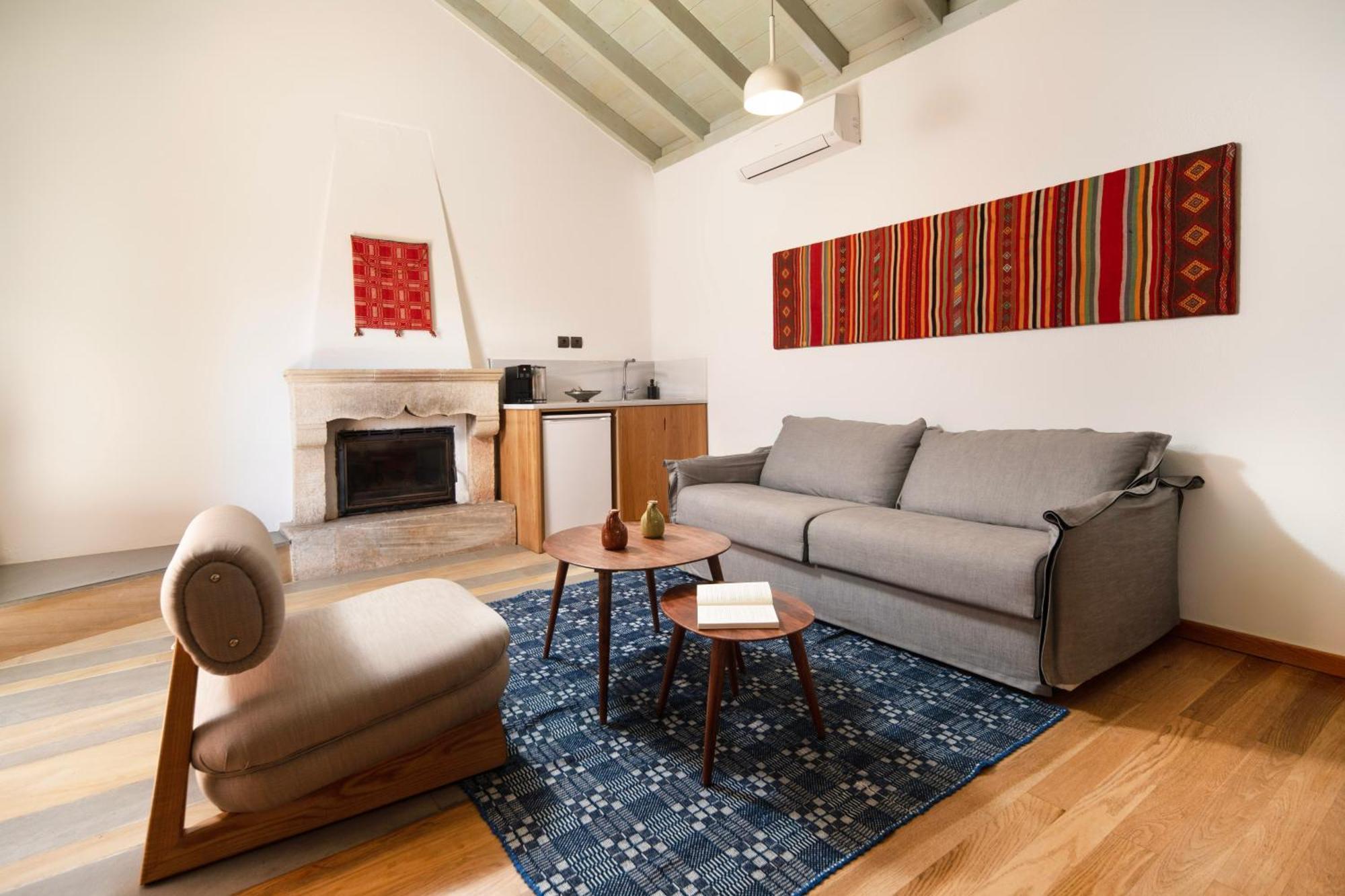 Kalnterimi Guesthouses โมเน็มวาซี ภายนอก รูปภาพ