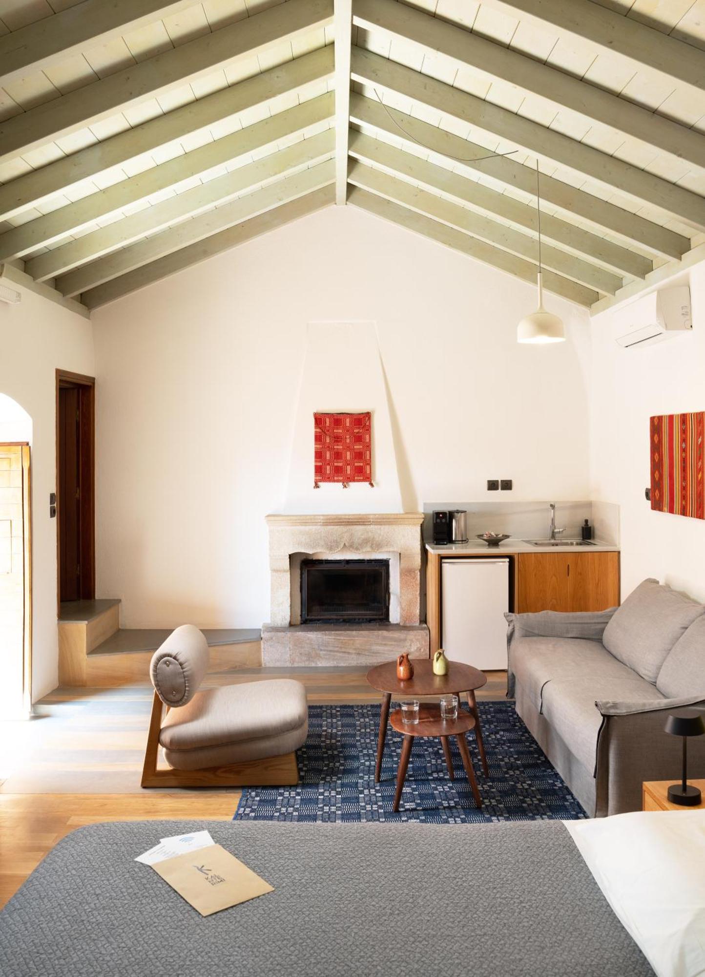 Kalnterimi Guesthouses โมเน็มวาซี ภายนอก รูปภาพ