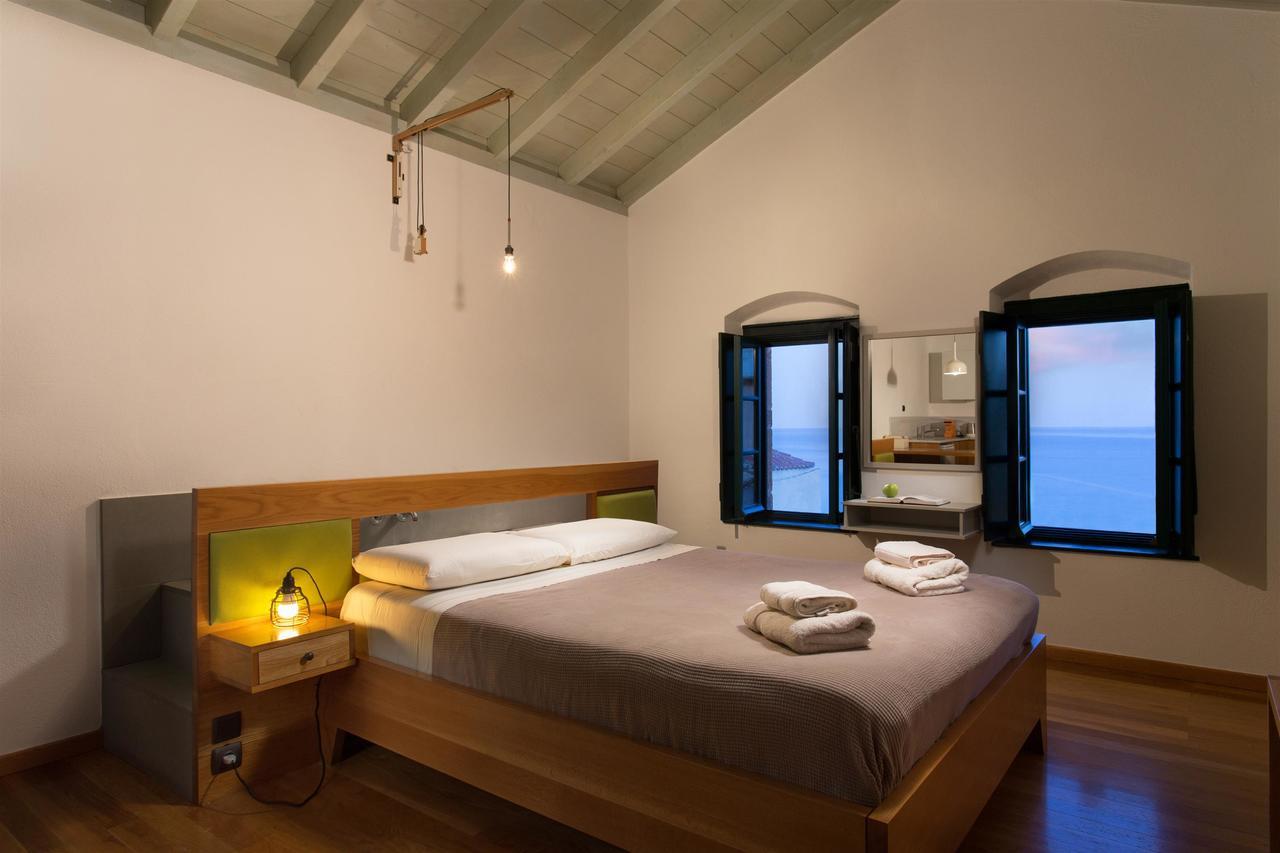Kalnterimi Guesthouses โมเน็มวาซี ภายนอก รูปภาพ